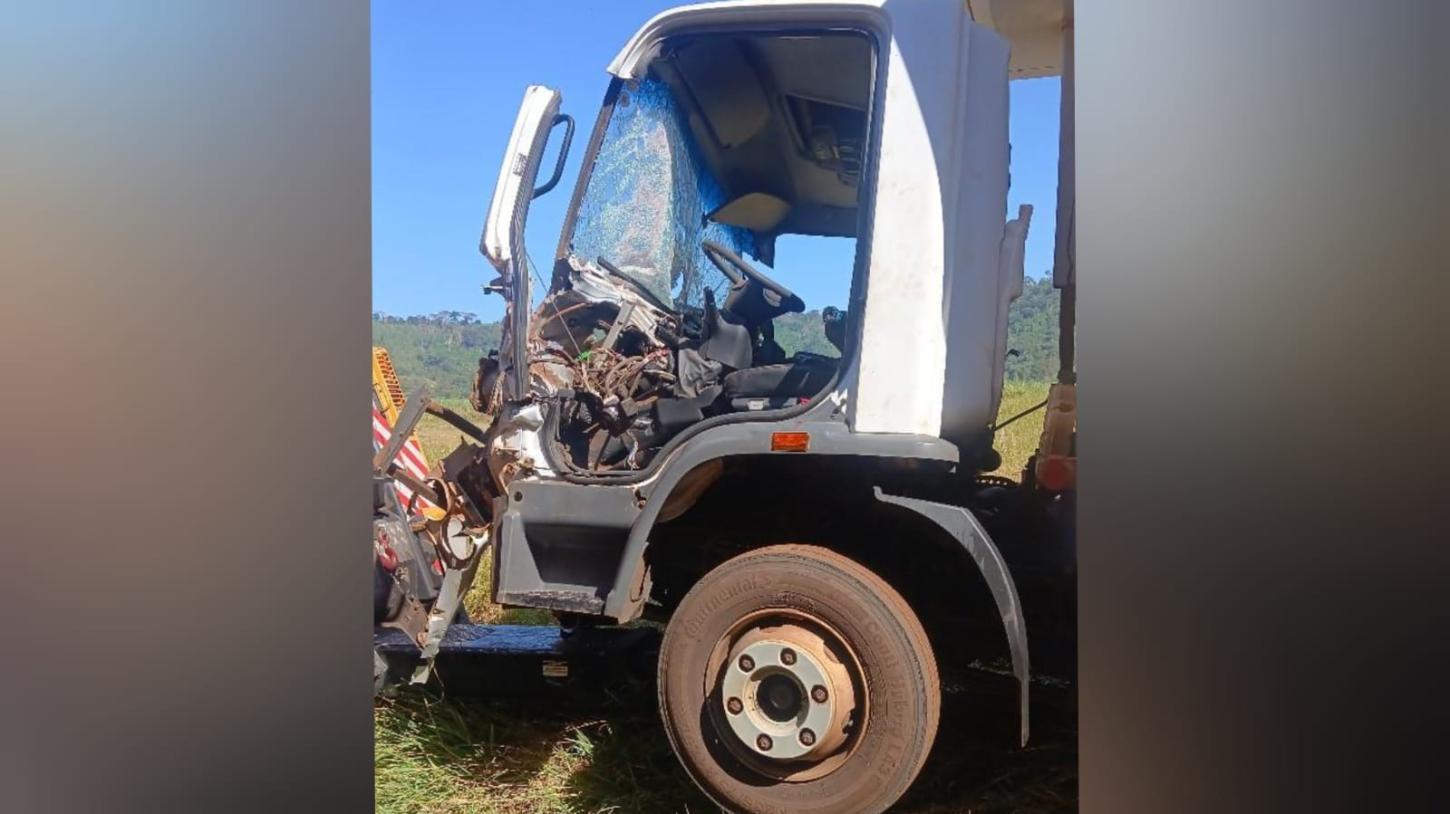 Caminhão de Franca colide com carreta e deixa dois feridos 