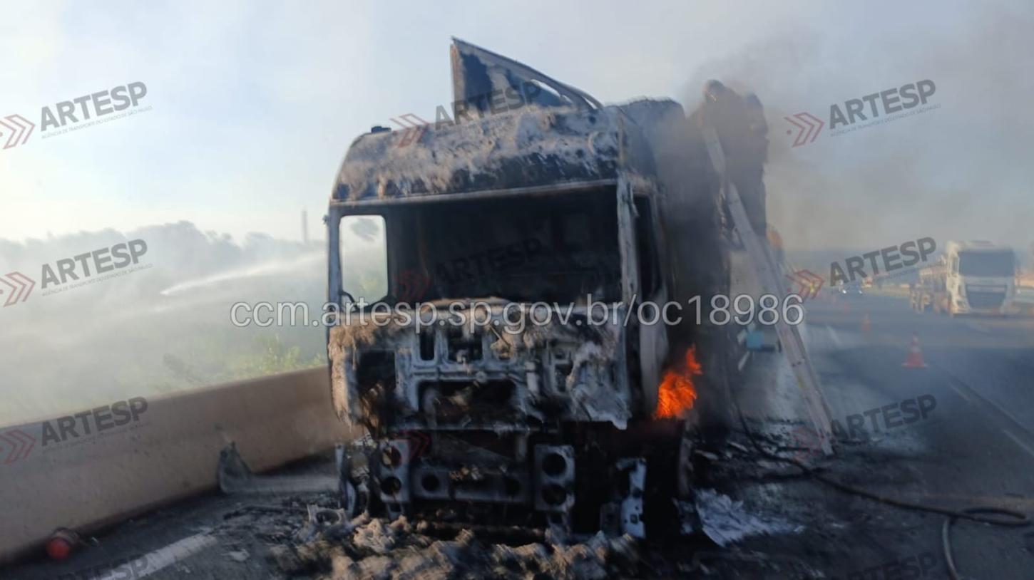 Incêndio destrói caminhão em rodovia da região 