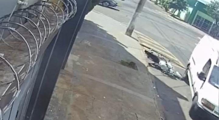 Câmeras registram van derrubando moto; proprietária procura condutor