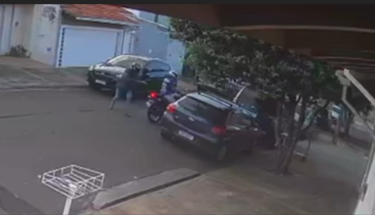 Câmera de segurança flagra assalto no Recanto Elimar; veículo foi levado