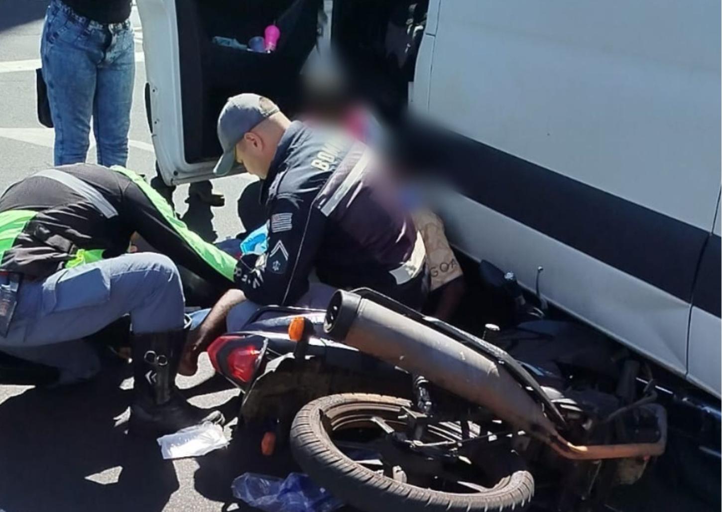 Motorista faz conversão proibida e causa acidente; assista