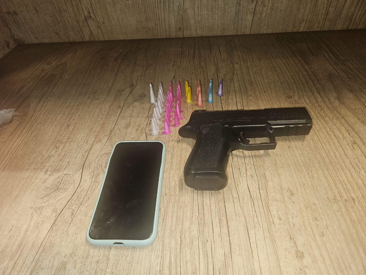 Homem tenta fugir da PM, mas é preso com simulacro e cocaína 