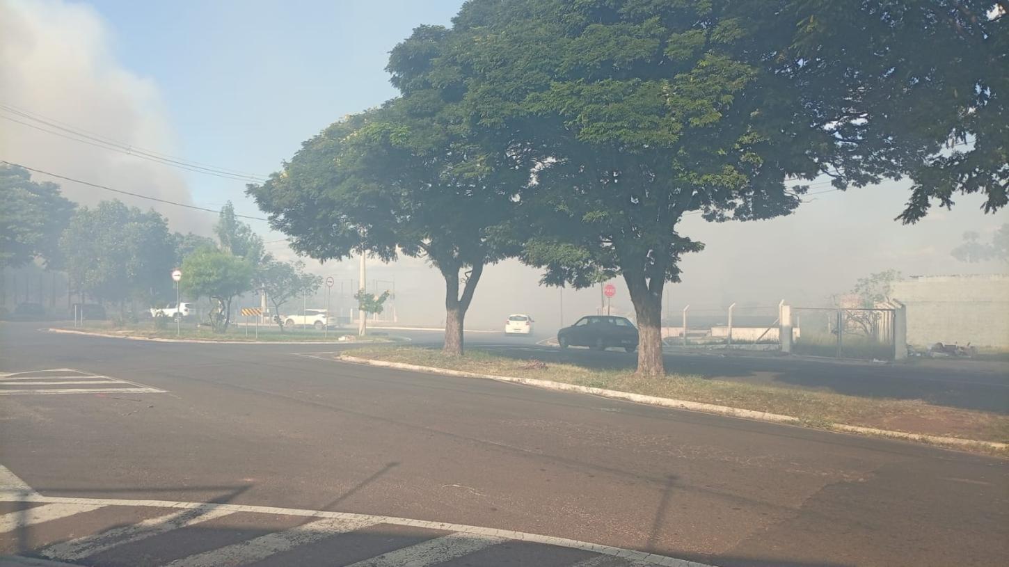 Incêndio atinge mata próximo a pista de pouso e decolagem do aeroporto 