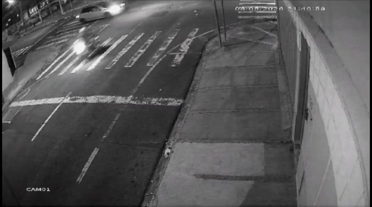 Motociclista rodopia no asfalto após colisão com carro no Cidade Nova 