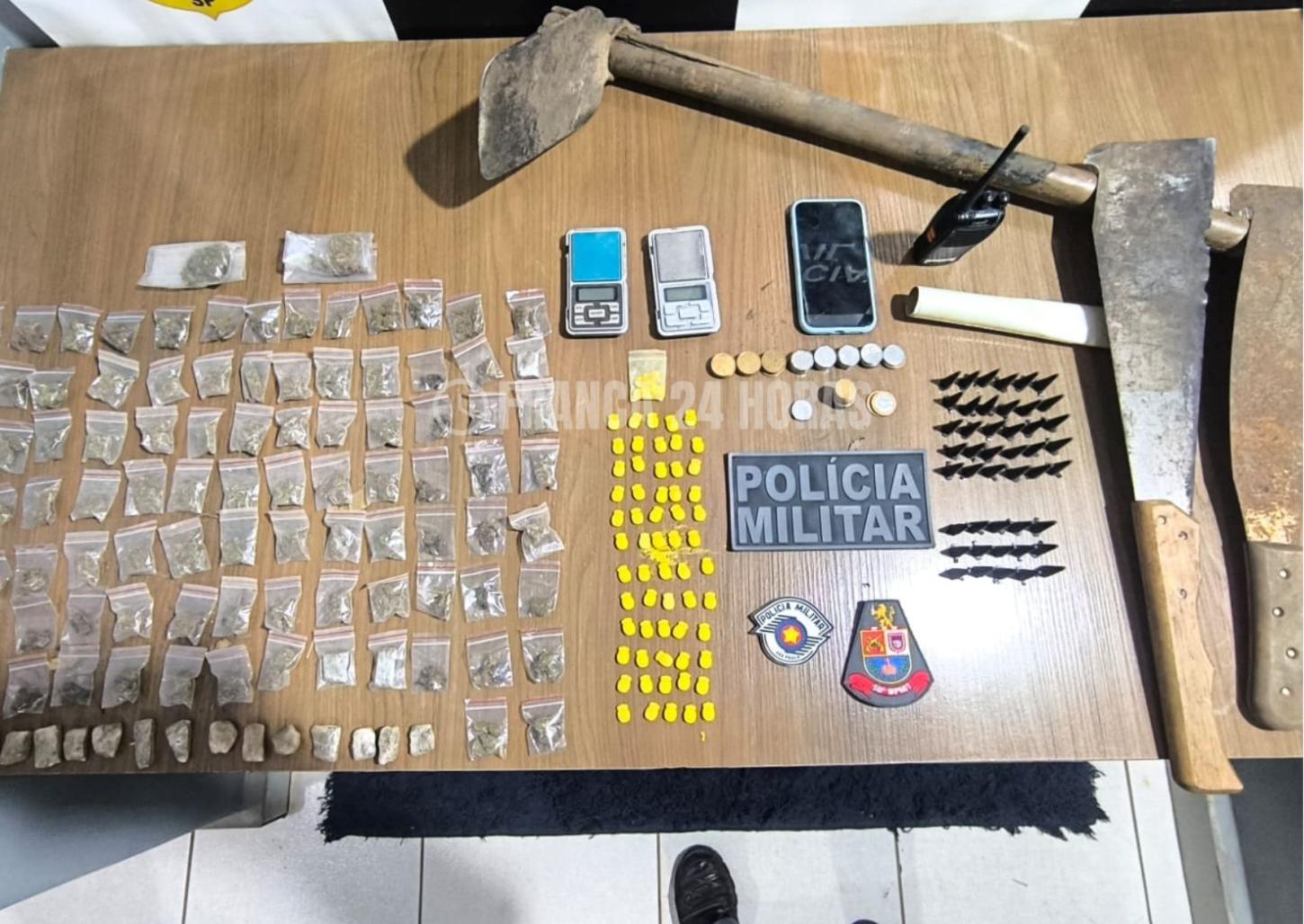 PM localiza droga enterrada em mata do Horto e prende traficantes 