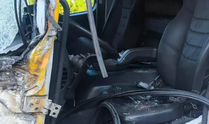 Acidente entre dois caminhões deixa motorista ferido em Minas Gerais