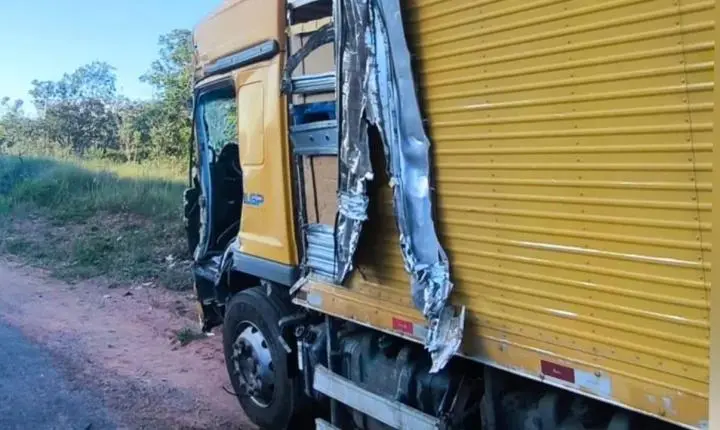Acidente entre dois caminhões deixa motorista ferido em Minas Gerais