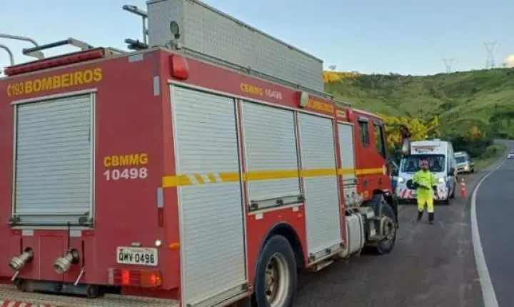 Acidente entre dois caminhões deixa motorista ferido em Minas Gerais