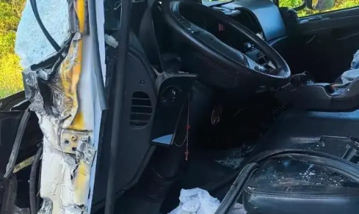 Acidente entre dois caminhões deixa motorista ferido em Minas Gerais