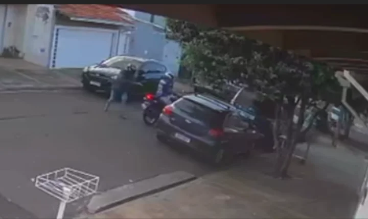 Câmera de segurança flagra assalto no Recanto Elimar; veículo foi levado