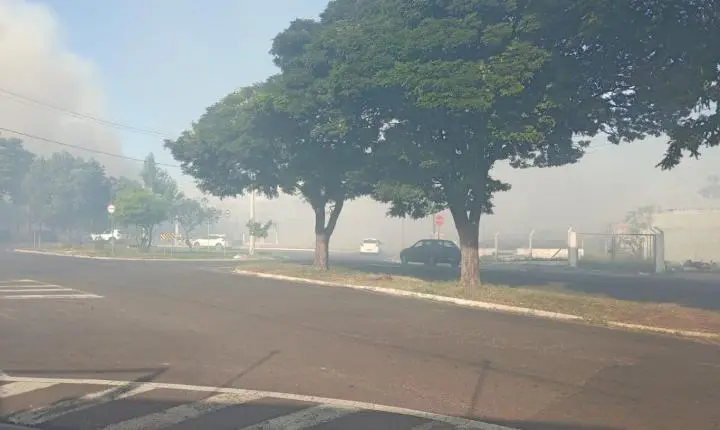 Incêndio atinge mata próximo a pista de pouso e decolagem do aeroporto 
